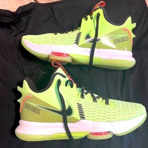 NIKE LEBRON WITNESS 5 GRINCH SIZE 12